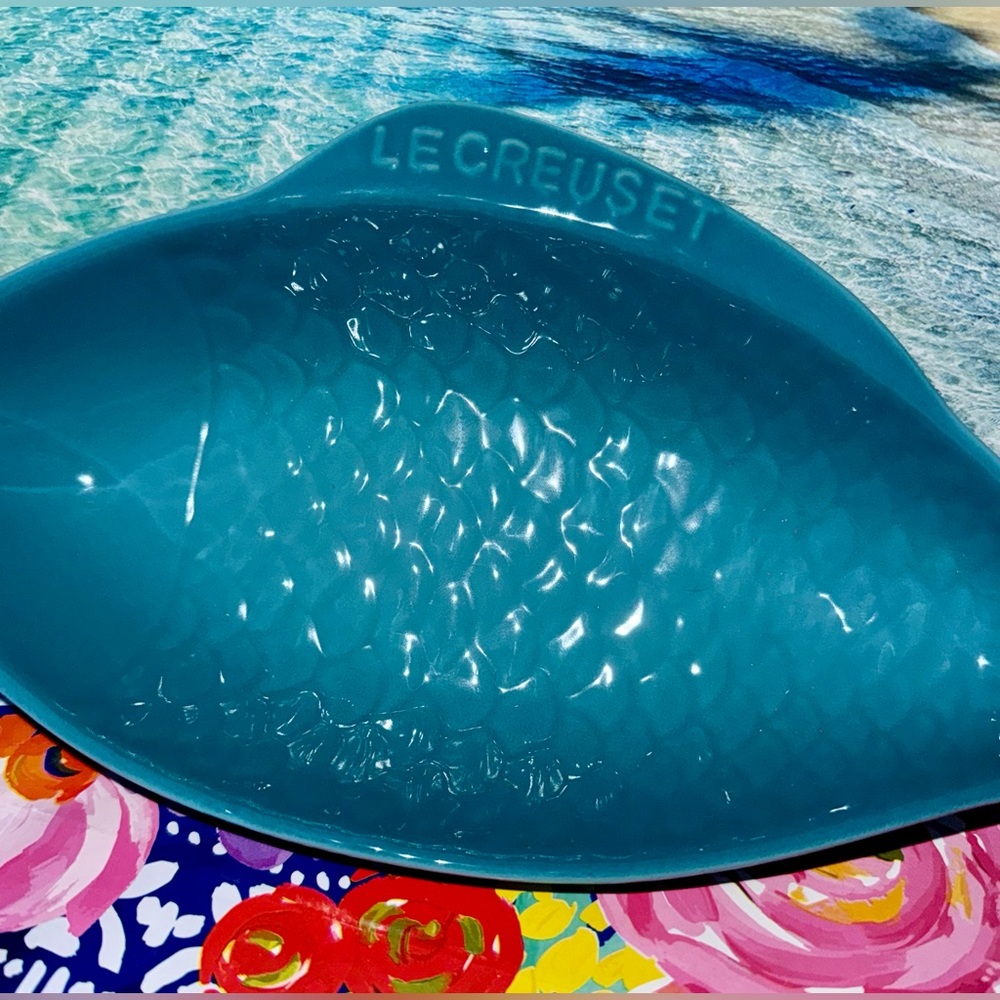 NWT NIB Le Creuset Caribbean Blue Medium Ceramic Stoneware Fish 🐠 Dish 10.5” - Picture 5 of 10